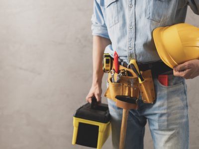 worker-man-holding-construction-helmet-and-toolbox-Y74YBZ4 (1)